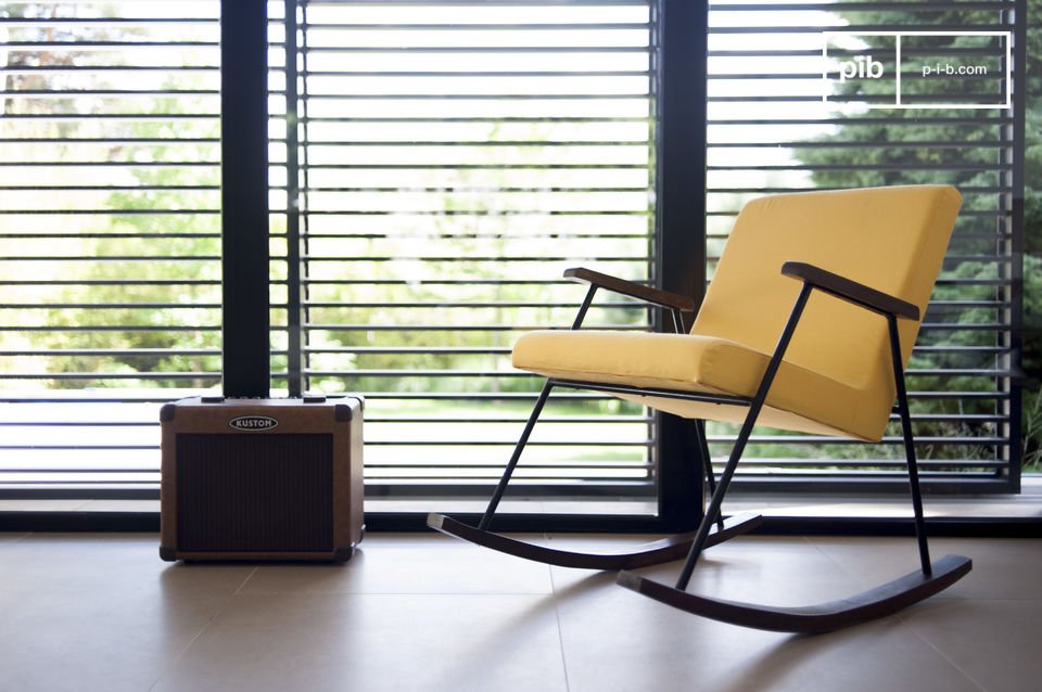 Beau fauteuil rocking-chair au tissu jaune.