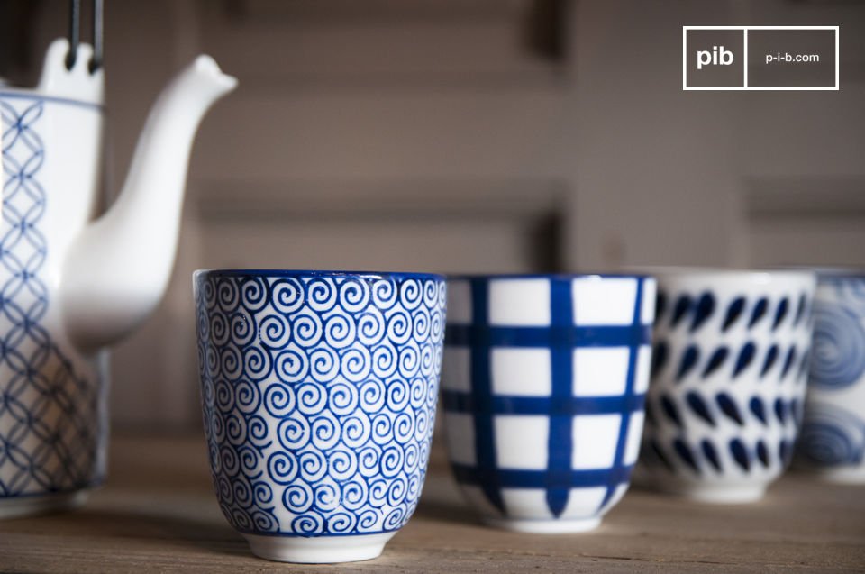 Le service à thé Hivana comprend une théière et quatre tasses sans anses
