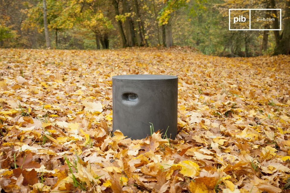 Invitez chez vous ce siège d'appoint à la beauté minimaliste.