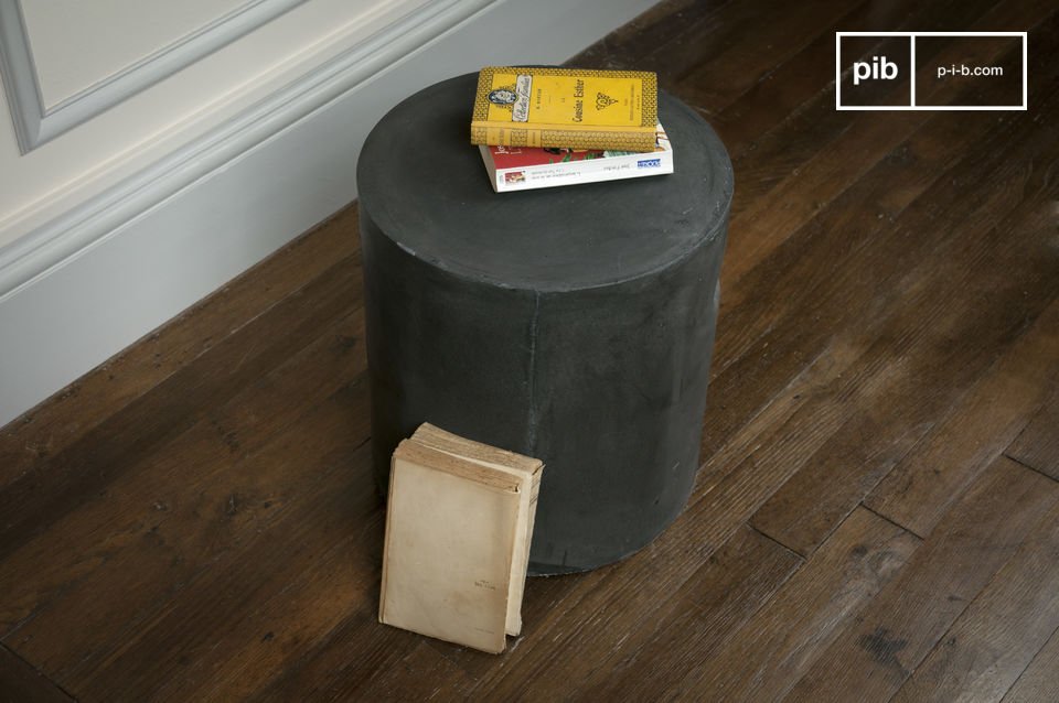 Tabouret parfait à l'intérieur tout comme en extérieur.