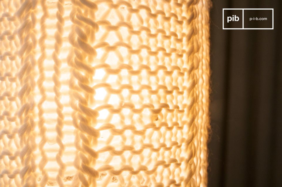 Le tricot blanc confère à la lampe des accents nordiques.