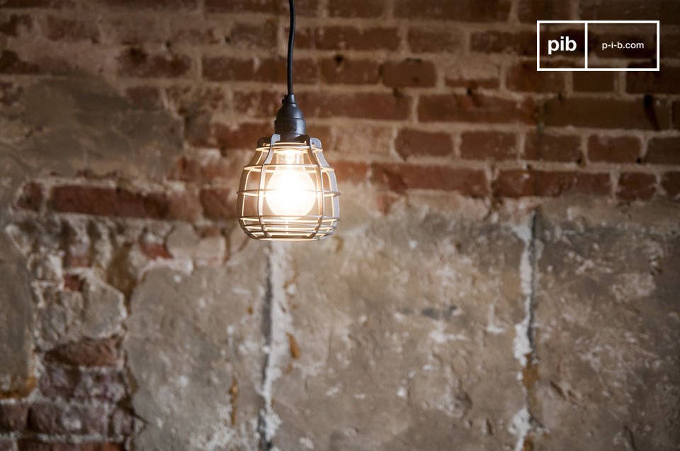 La suspension Bristol est un luminaire néo-rétro directement inspiré des anciennes lampes