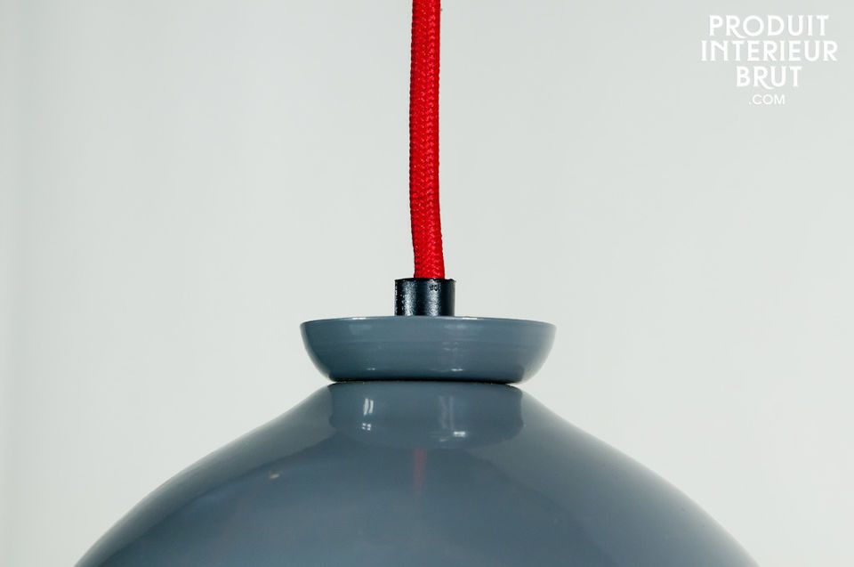 Affichant une grande sobriété, cette lampe suspendue possède une esthétique intemporelle