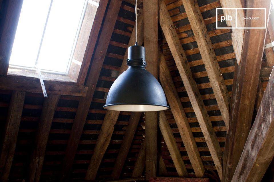 Lampe noire au look industriel dans ambiance rustique.