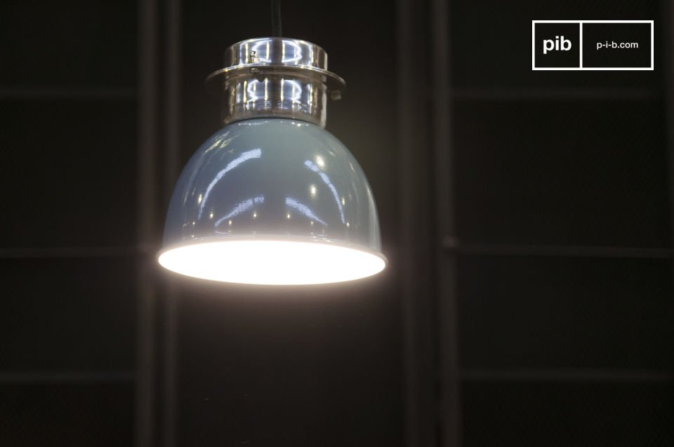 L'intérieur blanc de la lampe permet de bien renvoyer la lumière.