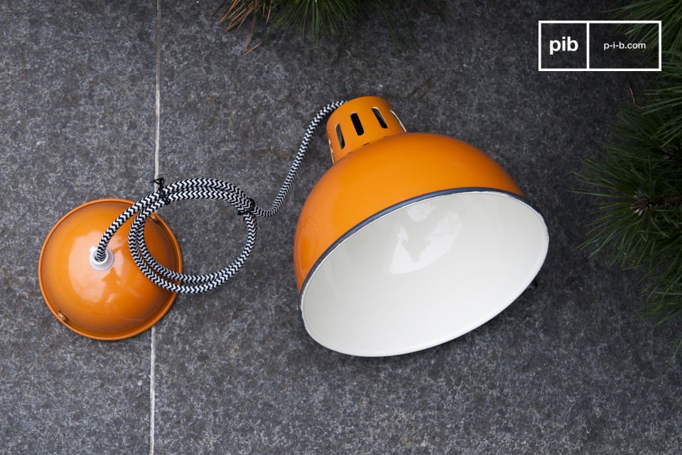 La belle finition orange de la suspension Snöl brillera sur votre plafond et apportera une touche