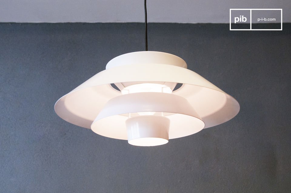 La suspension Trebäl est un luminaire design qui inondera votre intérieur d\'une lumière douce et