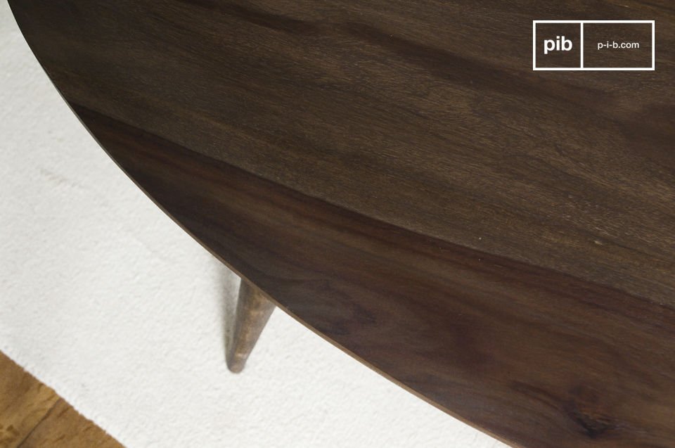 La table affiche un magnifique plateau en bois sombre.