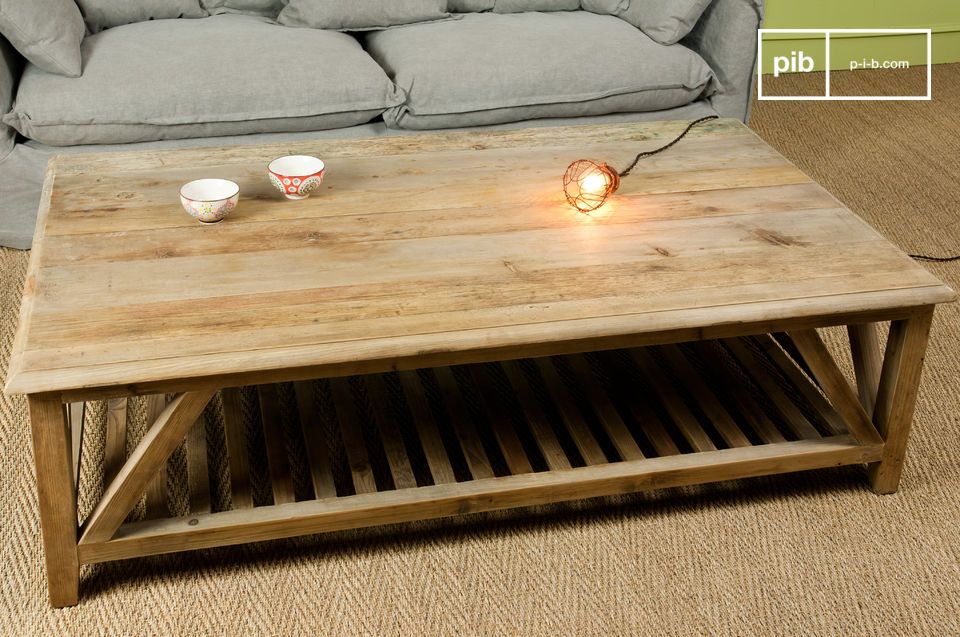 Table basse en bois ancien.