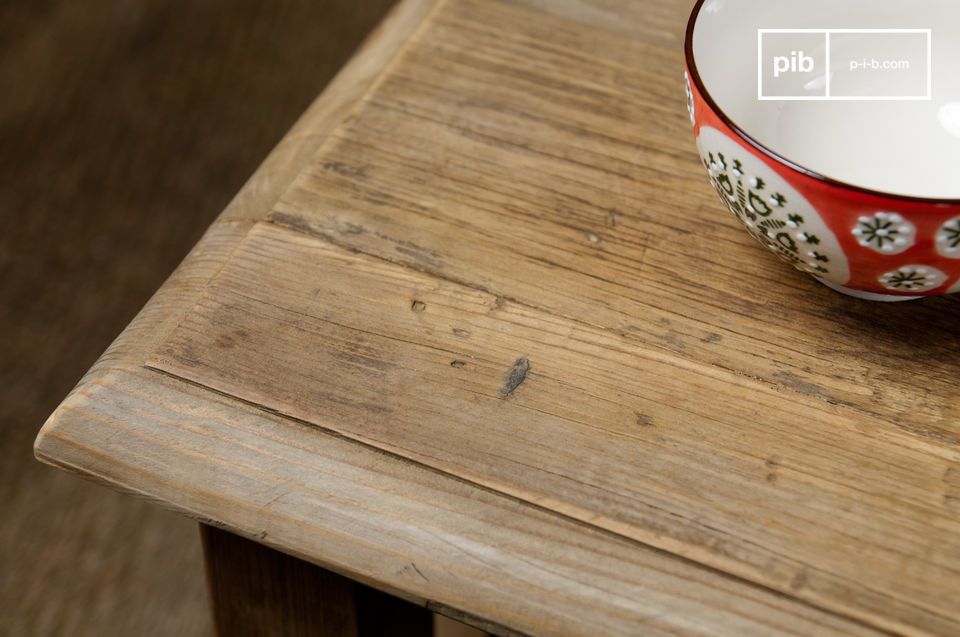 Plateau robuste en bois recyclé.