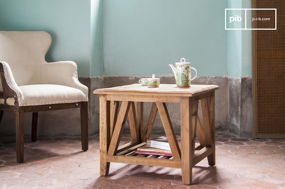 La table carrée Cadynam se distingue par son caractère affirmé.