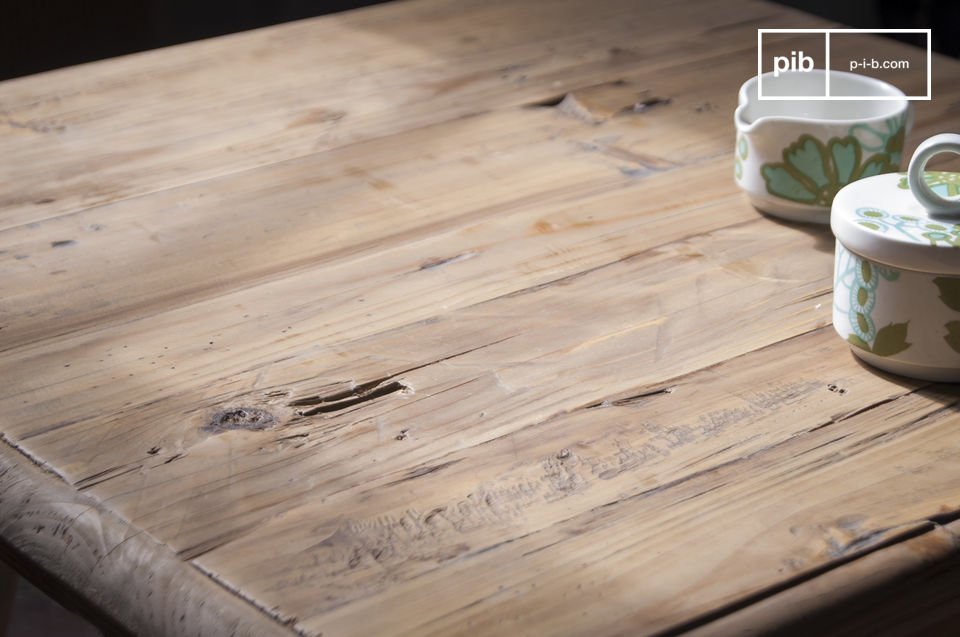 une table basse réalisée dans un bois massif ancien ciré.