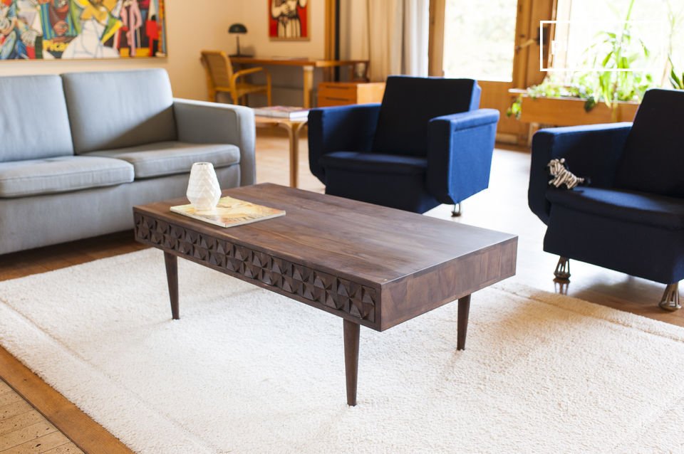 Superbe table en bois sombre aux motifs géométriques.