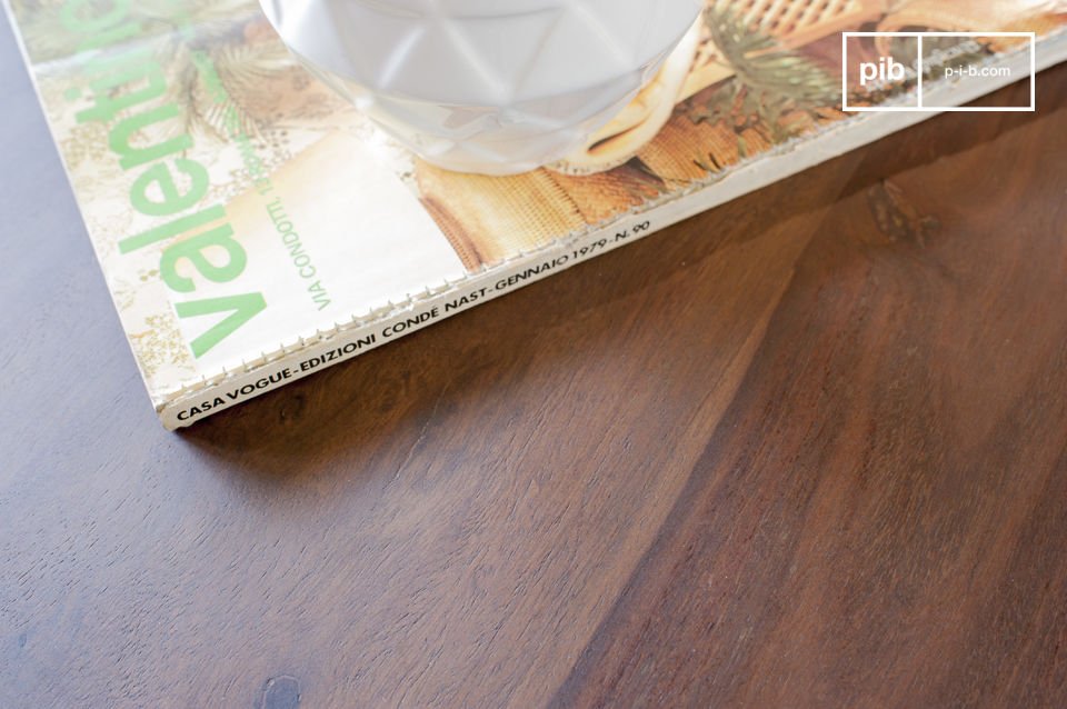 La table en bois massif affiche une jolie couleur sombre.