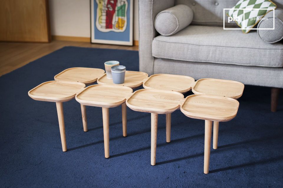 Table basse en bois clair originale avec un assemblage de plateaux.