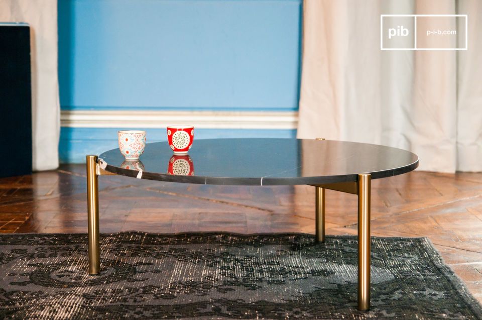 Cette table de style scandinave apporte de l'élégance à tout salon.