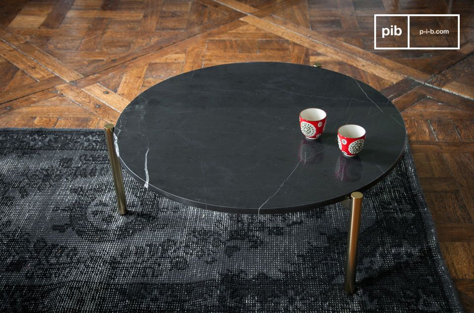 Le marbre du plateau de table se caractérise par un noir profond et brillant.