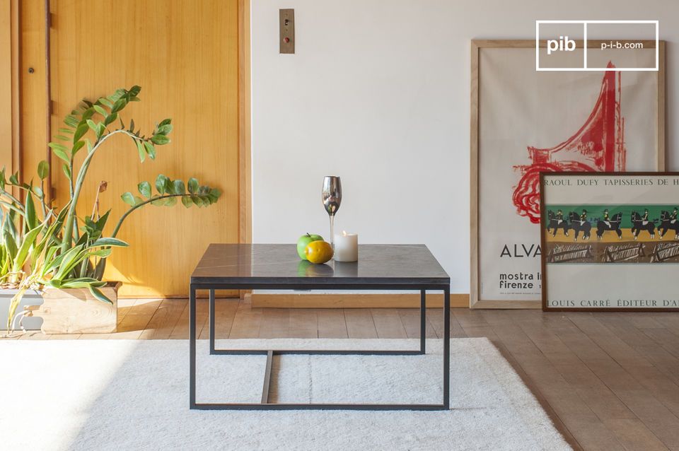 La table s'inscrit dans un volume simplissime aux proportions harmonieuses.