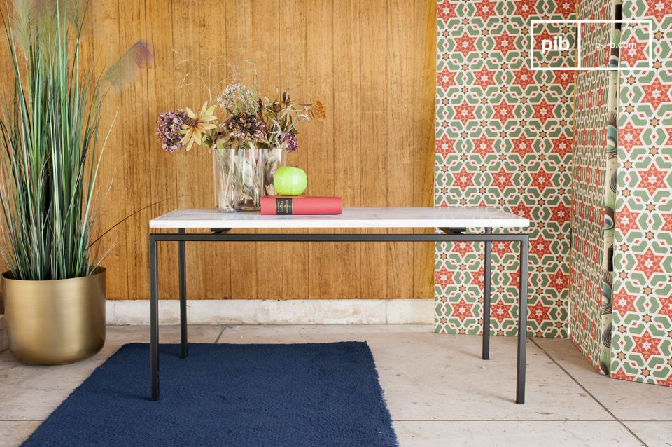 Superbe table basse en marbre blanc et son piétement en métal noir.