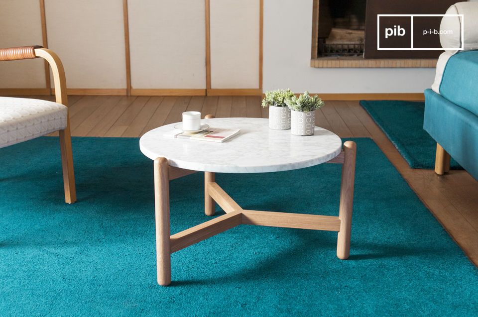 Table de salon avec plateau rond en marbre et pied central en bois