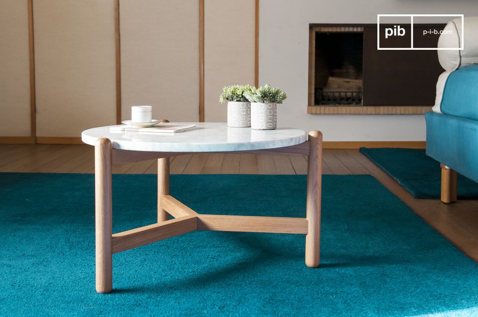 Belle table basse en marbre blanc et bois clair.