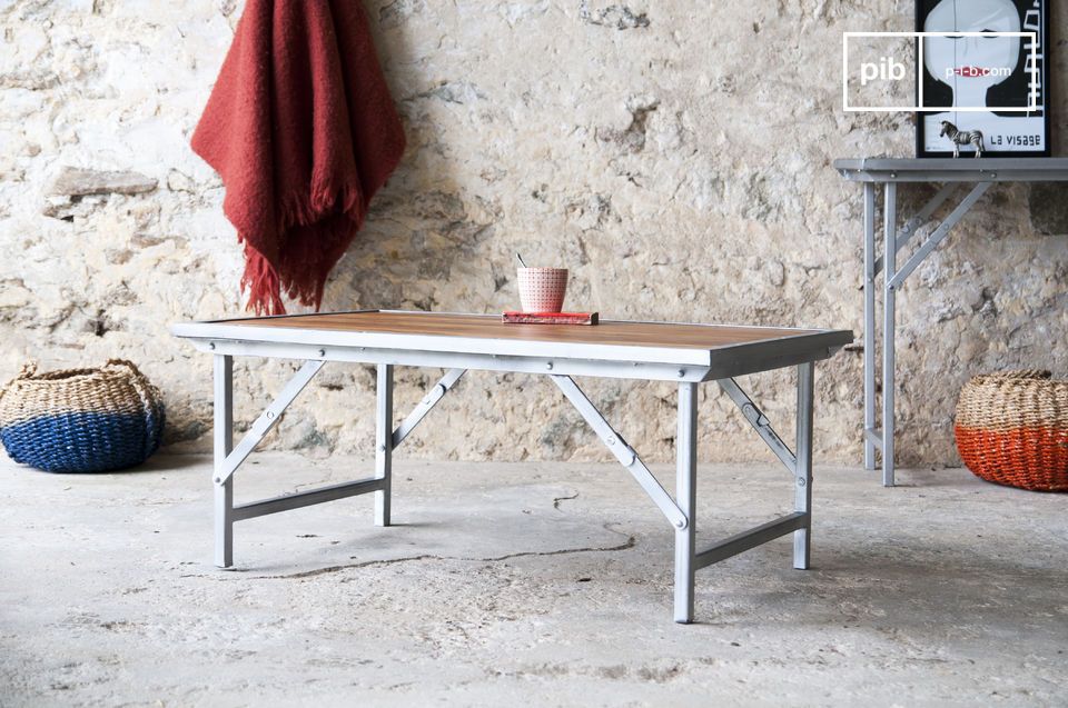 Jolie table industrielle et tonalité de bois clair.