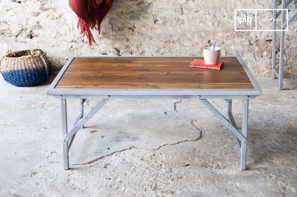 Une table industrielle pliante en toute praticité.