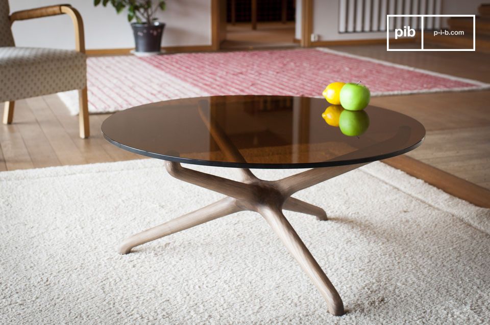 La rondeur d'une table basse en verre fumé et bois sculpté