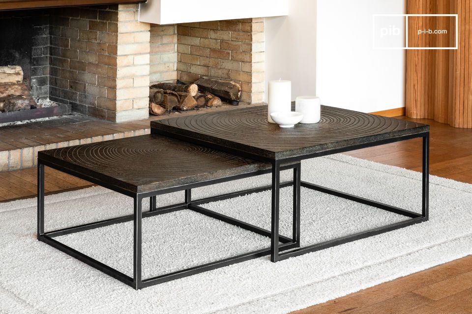 Table pratique en bois sombre et métal noir au charme fou.