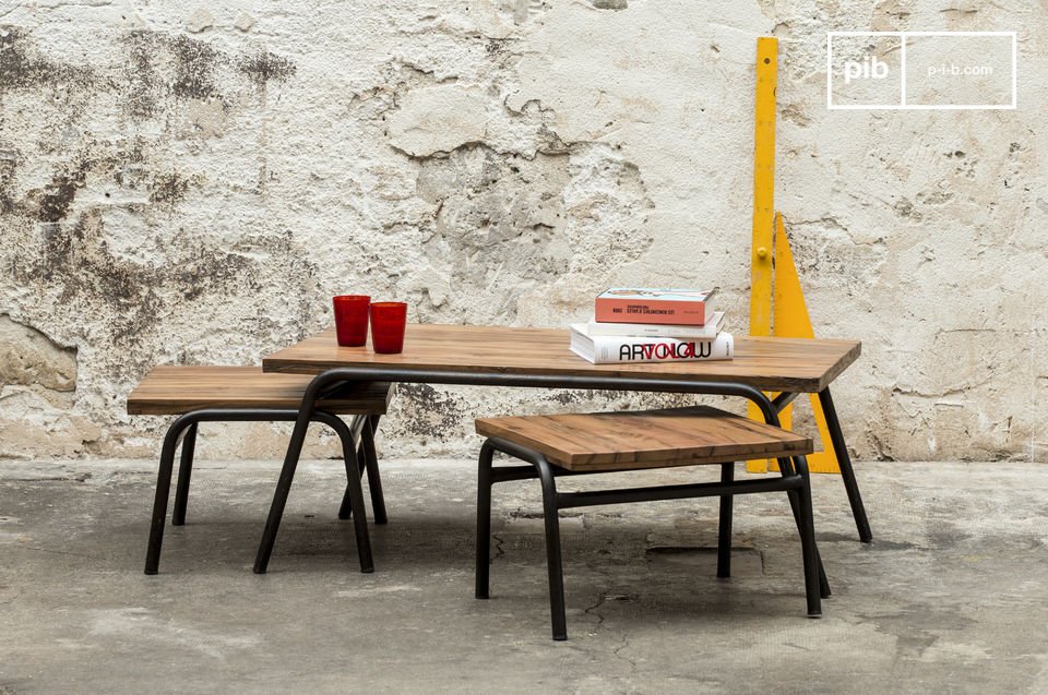 Table basse en bois massif au style industriel.