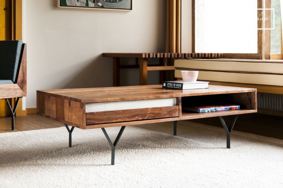 Une élégante table basse en bois et en marbre.