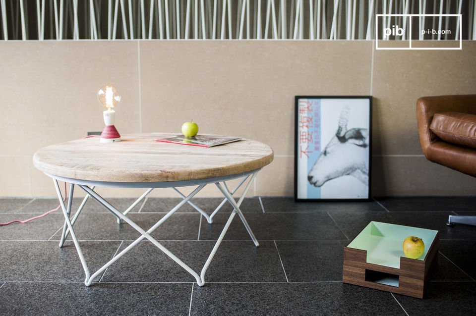 Belle table ronde en bois clair et au piétement métallique blanc.