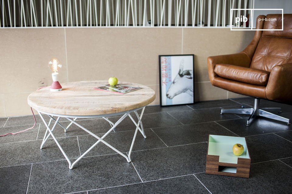 Belle table ronde en bois clair et au piétement métallique blanc.