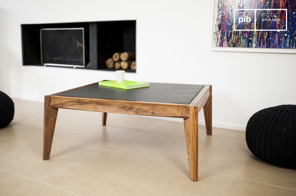 Une belle table basse en bois et simili cuir.