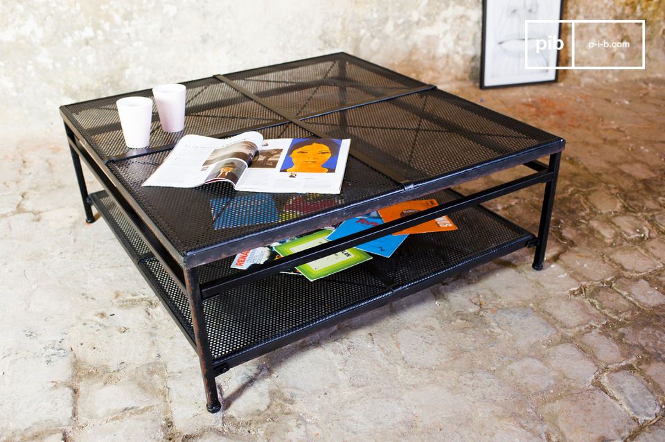 Table basse conçue en métal noir mat légèrement vieilli.