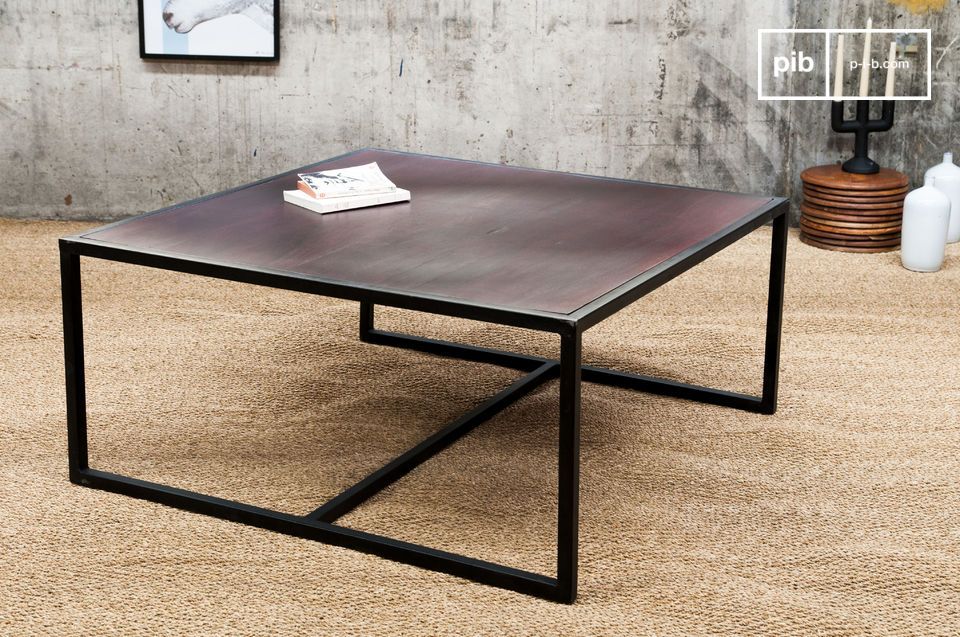 la table basse smoke affiche un joli plateau en contraste avec un fin piétement métallique.