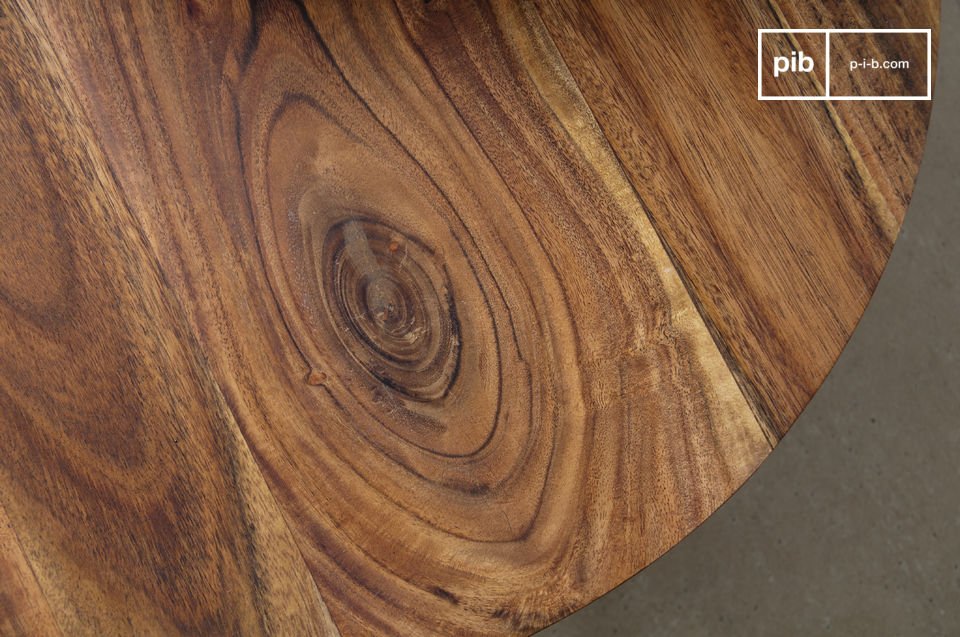 La table affiche les belles traces du bois.