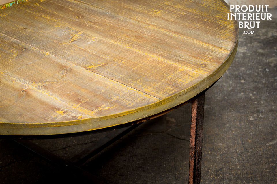 Optez pour un table de salon circulaire associant bois patiné et piètement métallique