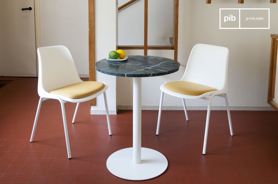 Table en forme de guéridon au plateau veiné de marbre.