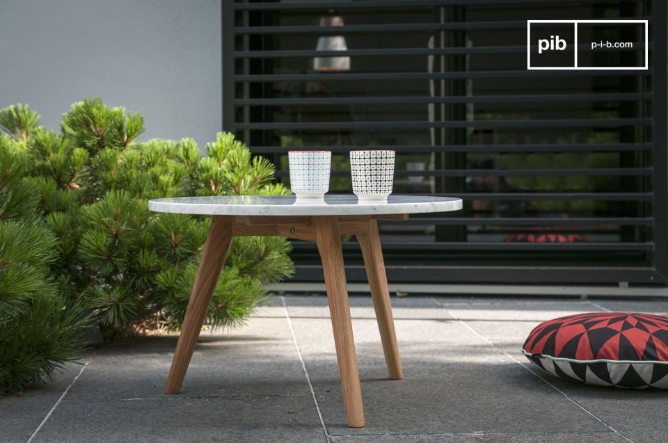 Table basse en bois et en marbre.