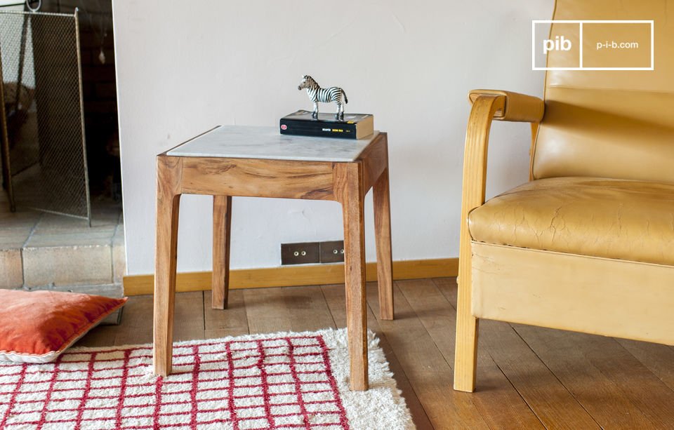 Jolie table d'appoint carrée avec un plateau en marbre.