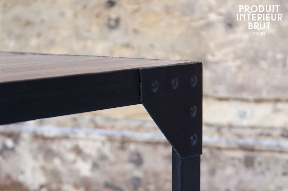 Une petite table en bois clair avec un piètement riveté en fer noir mat qui renforce l\'idée de