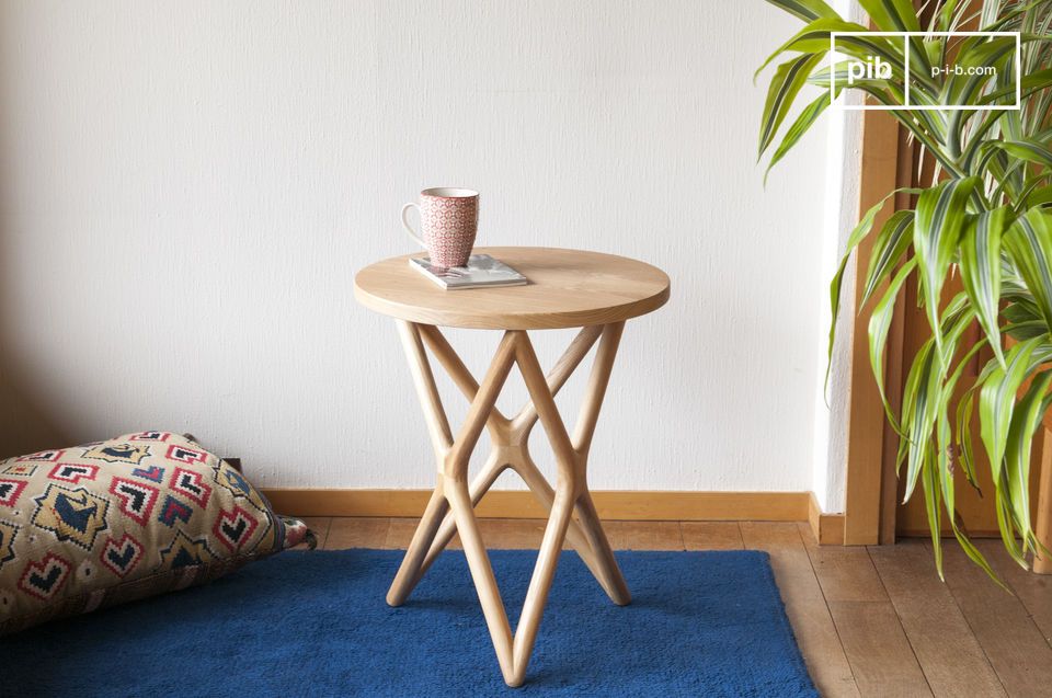 Petite table d'appoint en bois clair pleine de charme.