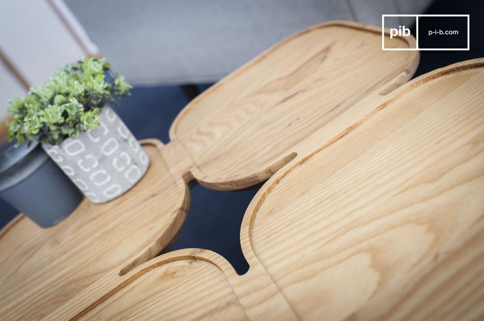 La table est en frêne massif vernis pour une finition lumineuse.