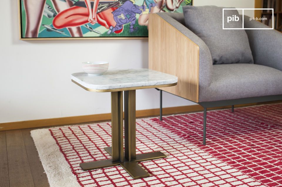 Une table basse au style élégant composée de marbre blanc.