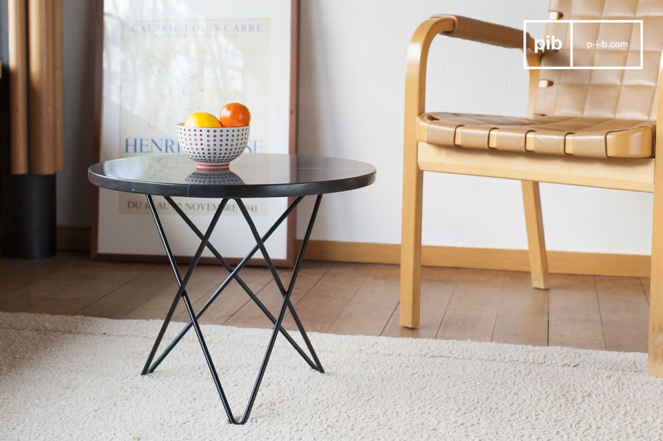 Petite table d'appoint en marbre noir et avec structure métallique noire.