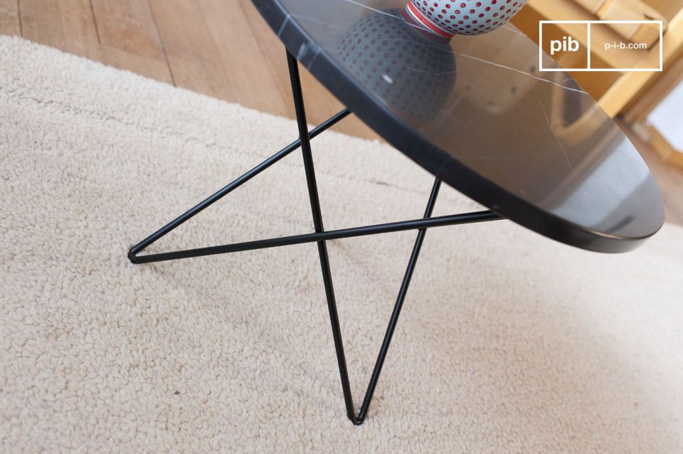 La table repose sur une structure tubulaire pour un style graphique.