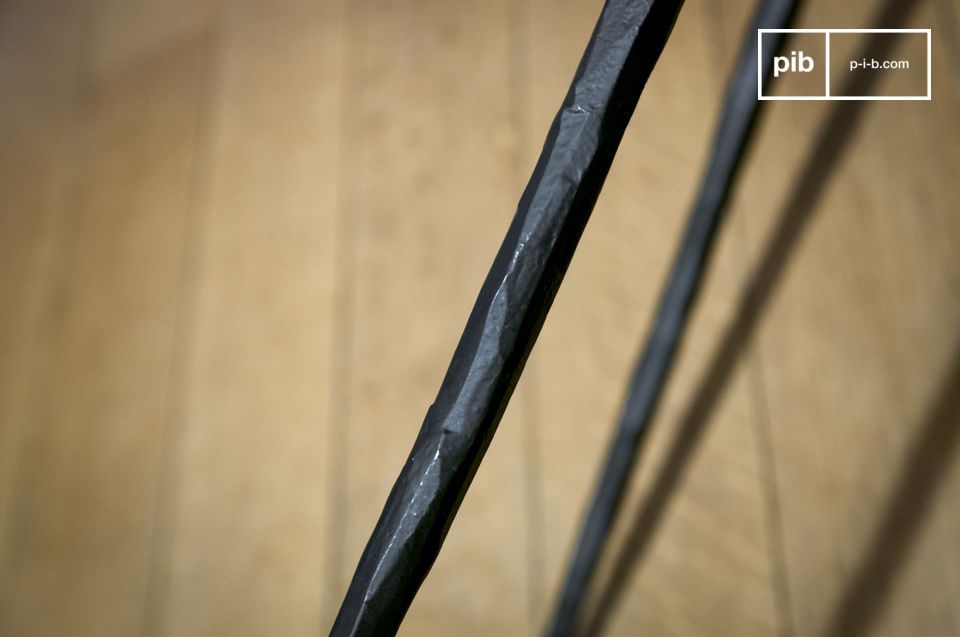 L'effet de matière du métal apporte un twist au design épuré.