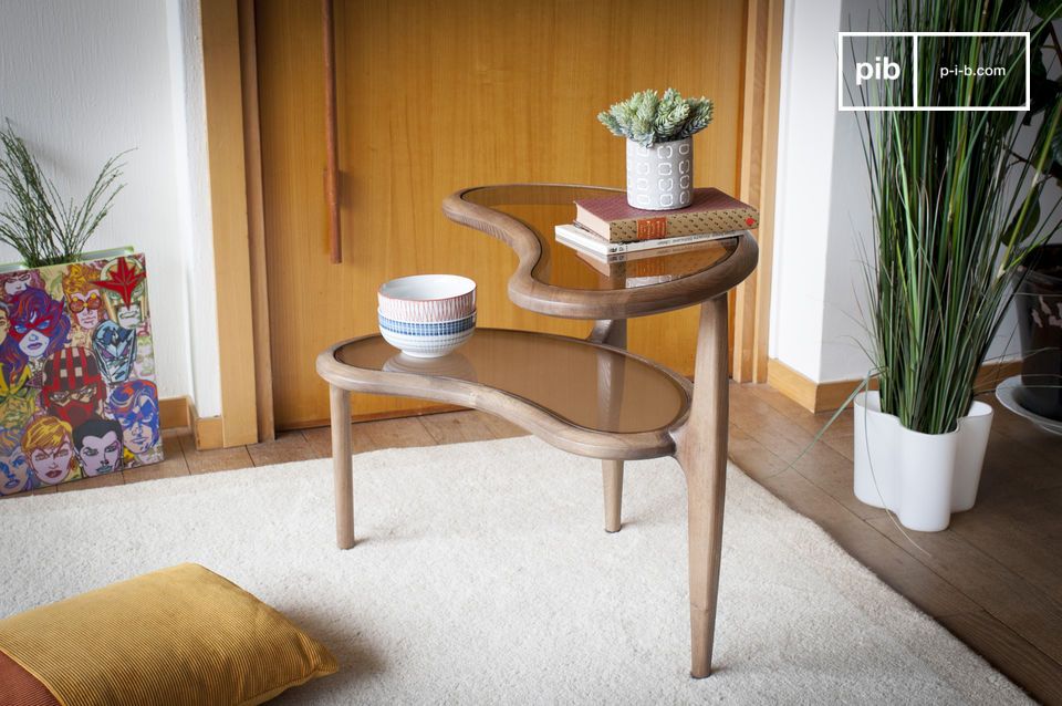 Une table d'appoint tout à fait singulière en bois massif.