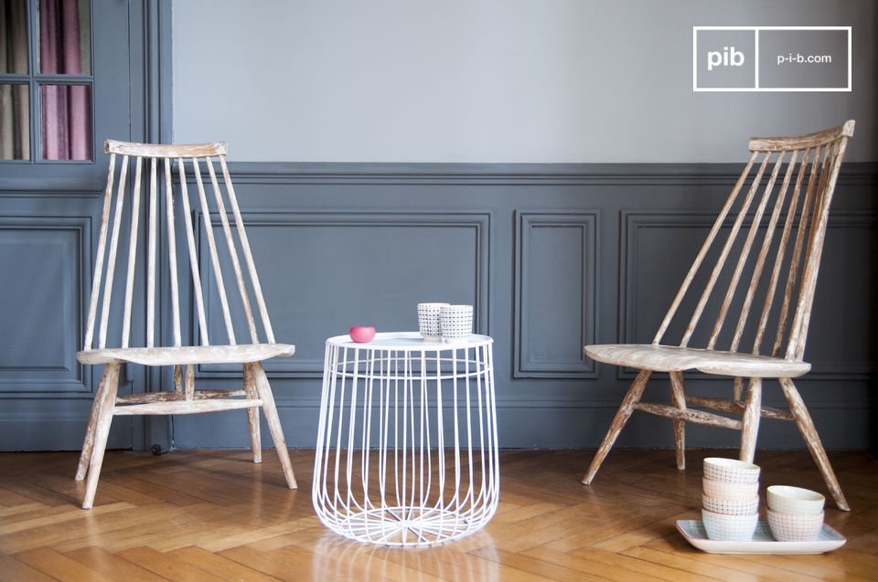 La table est blanche pour un design épuré.